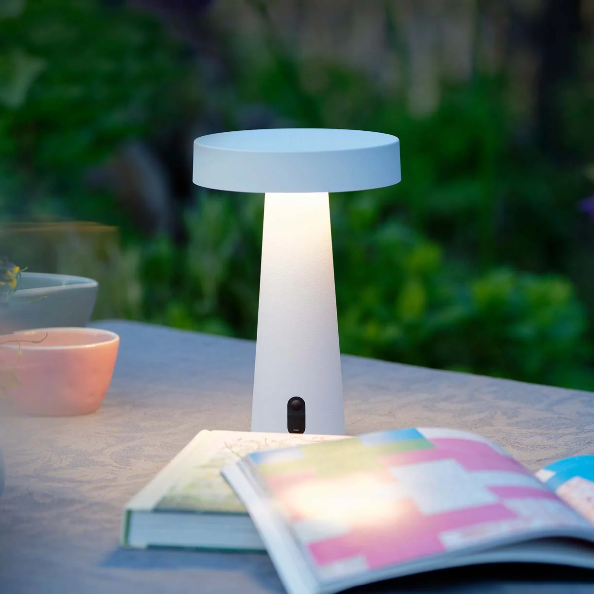 B24867 Flat Portable Outdoor LED Table Lamp - Image 4