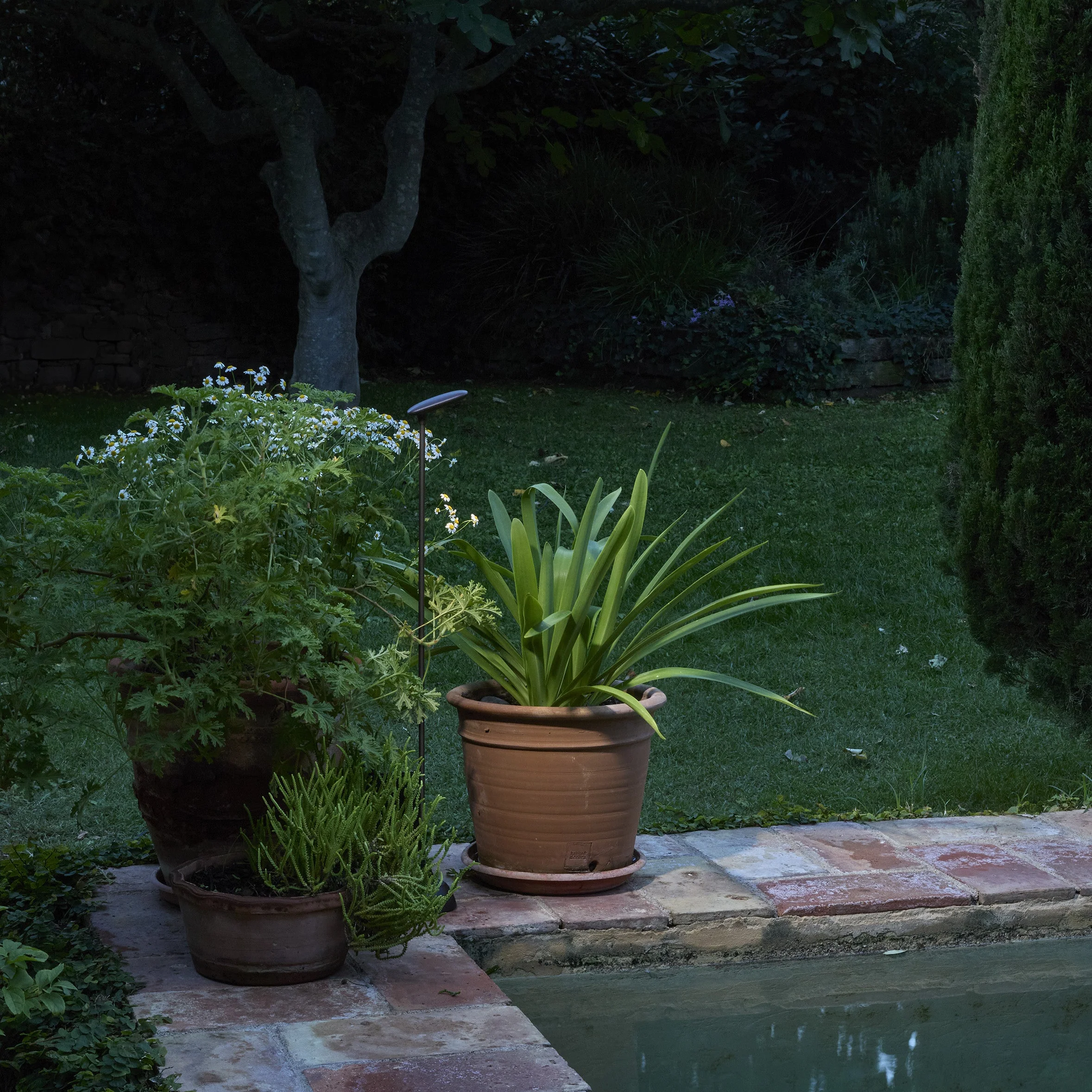 Birdie Outdoor LED Bollard Light - Image 15