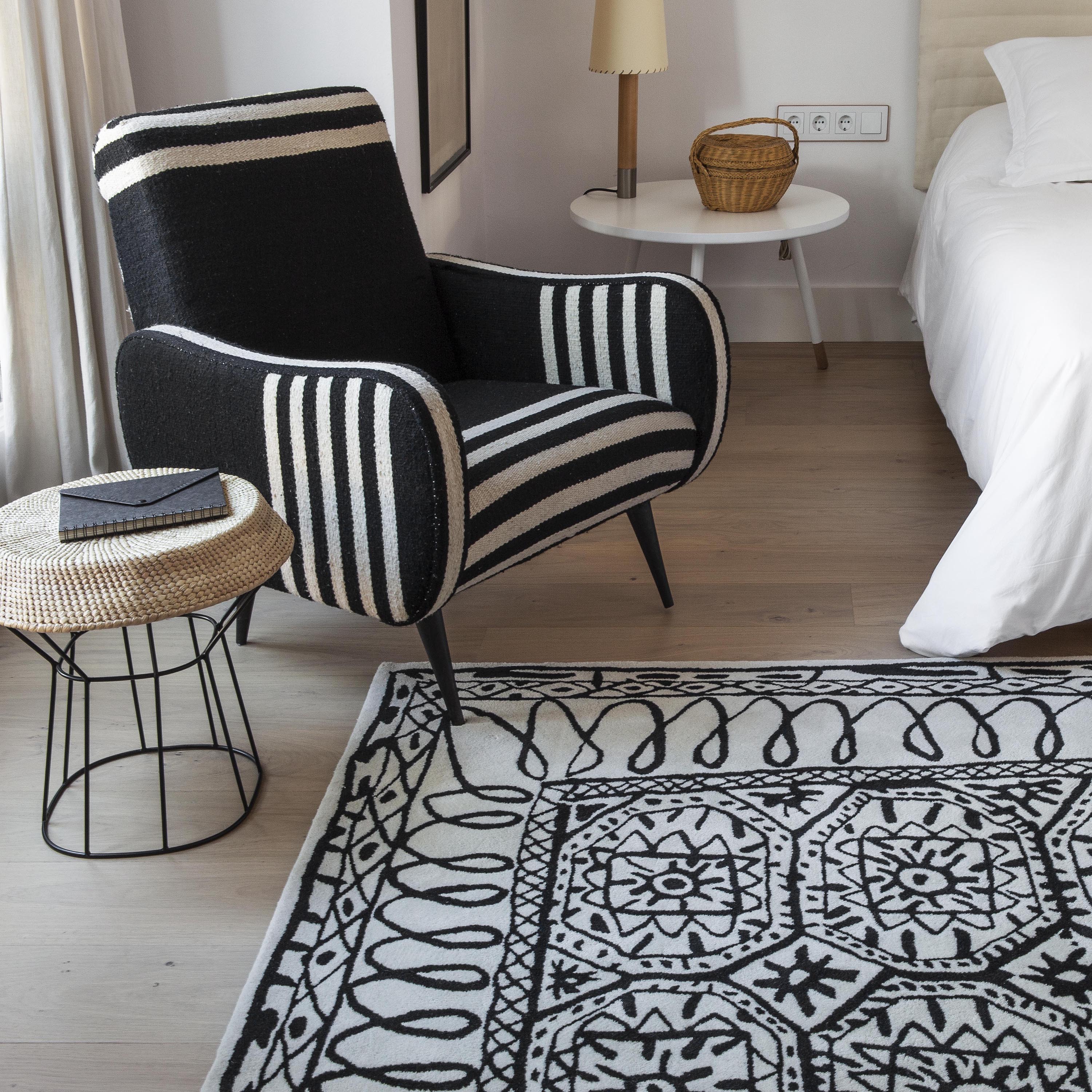 Black On White Estambul Rug - Image 5