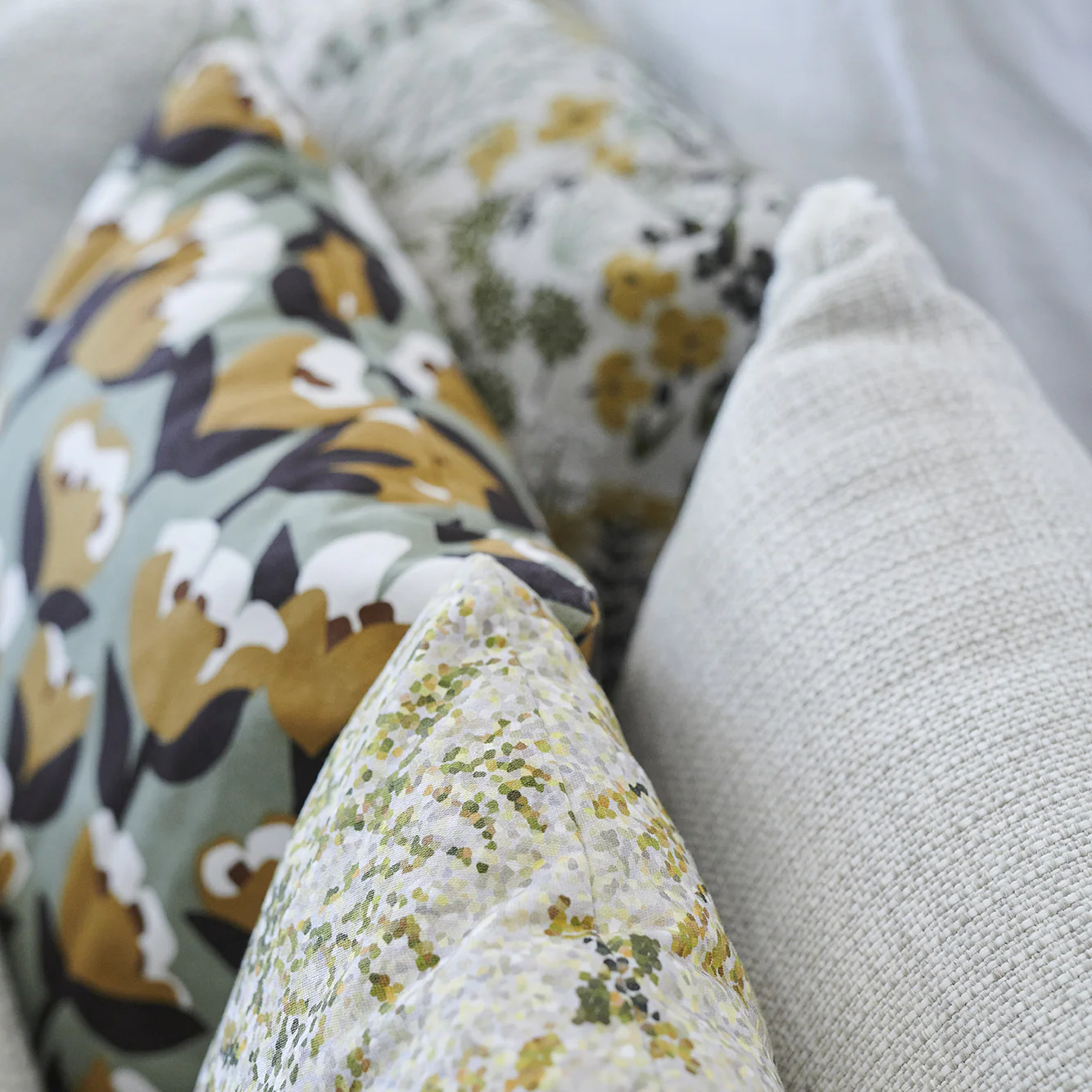Bouquet Sauvage Tulipe Outdoor Pillow - Image 10