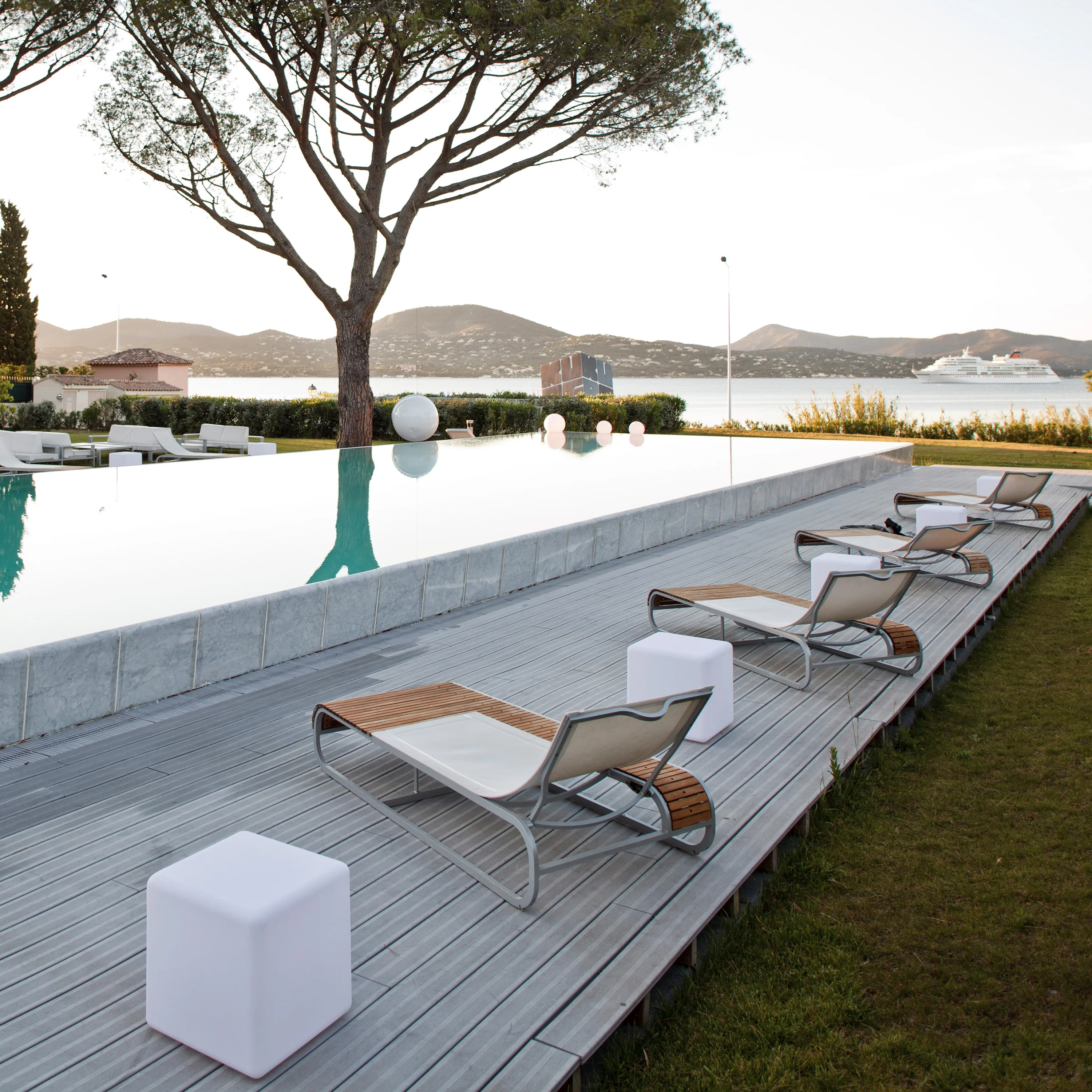 Cube Outdoor Bluetooth LED Floor Lamp - Image 3