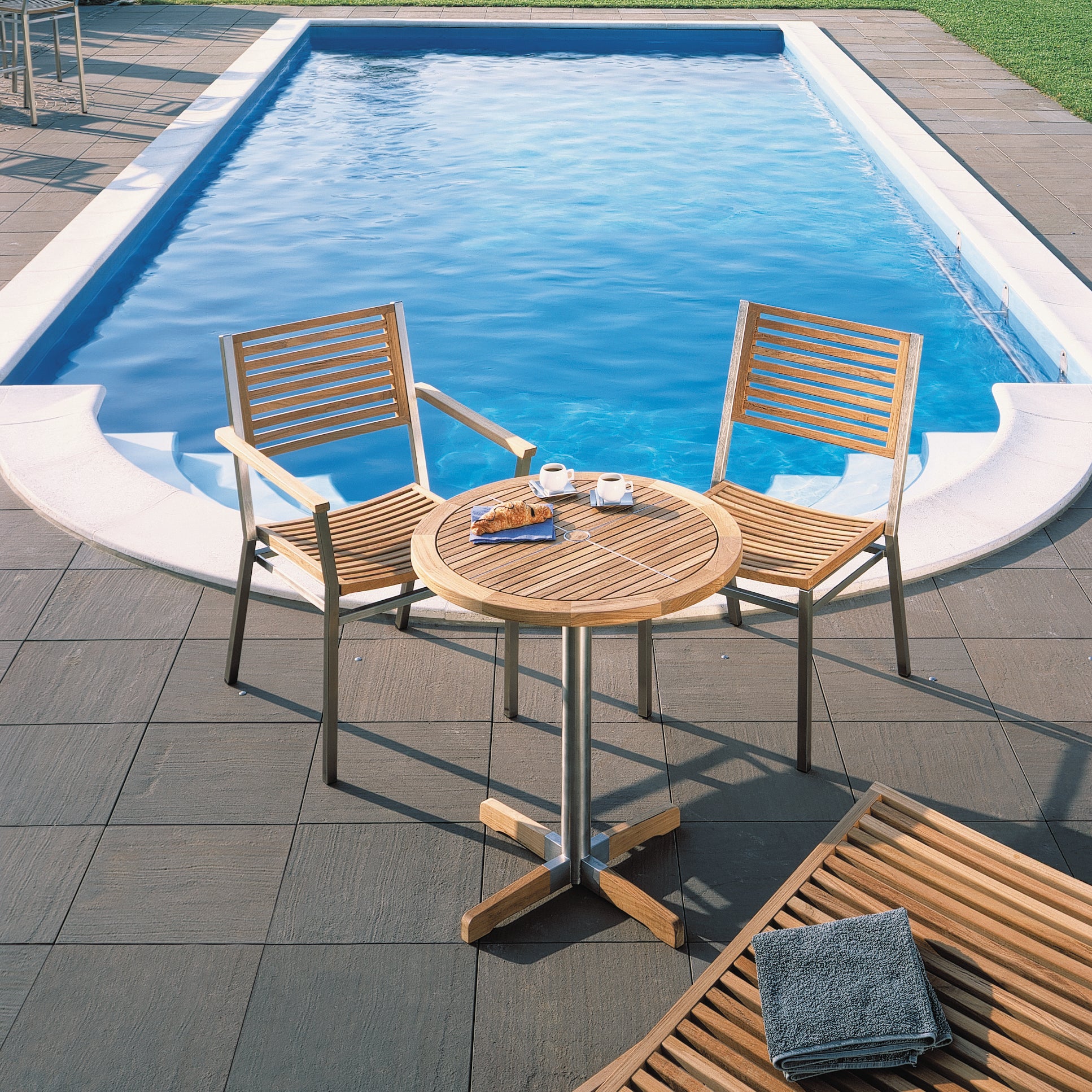 Equinox Circular Pedestal Outdoor Table - Image 4