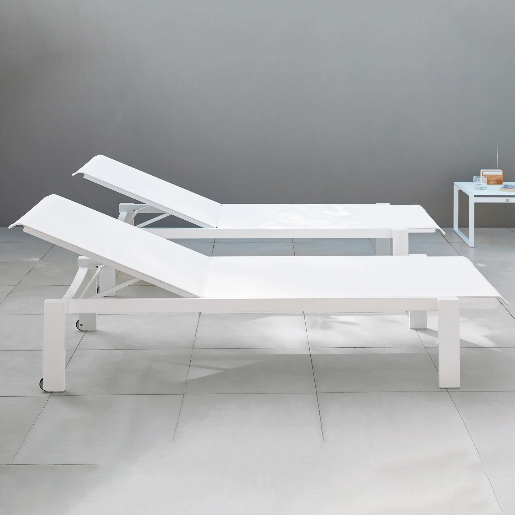 Kwadra Stackable Sunlounger - Image 4