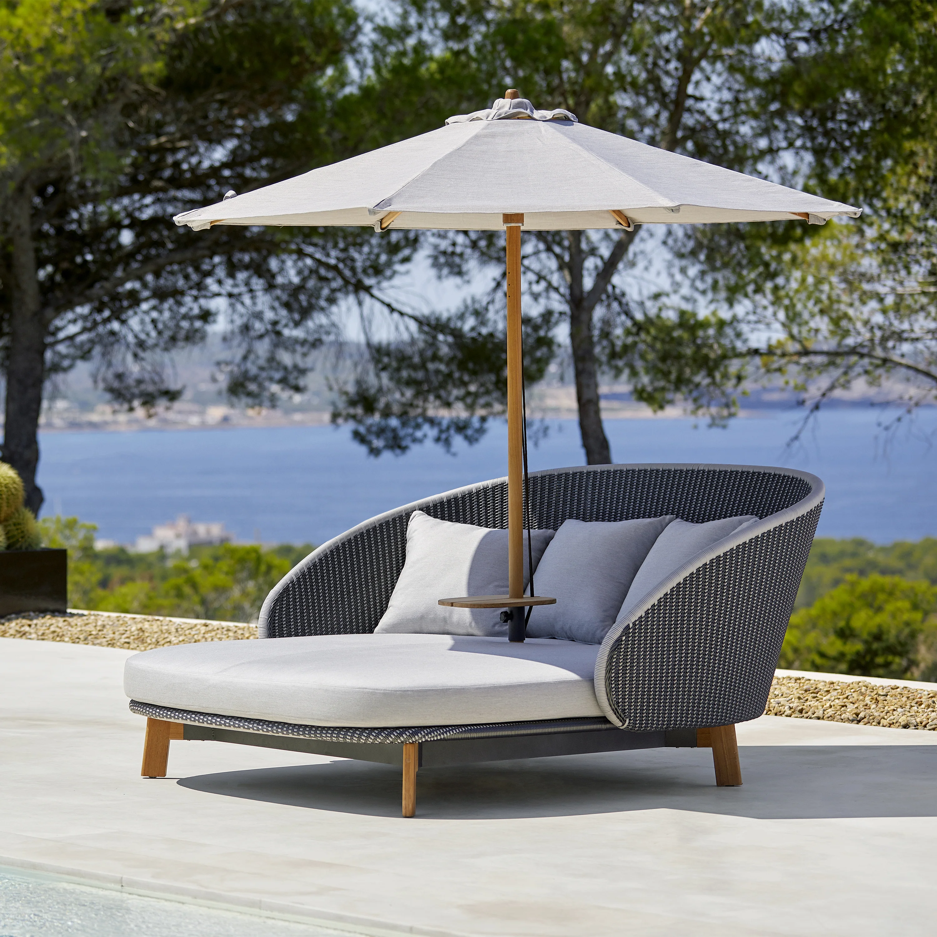Peacock Outdoor Daybed - Image 2