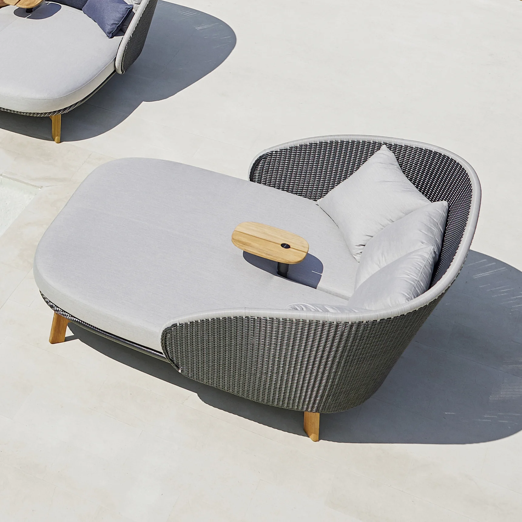 Peacock Outdoor Daybed - Image 8