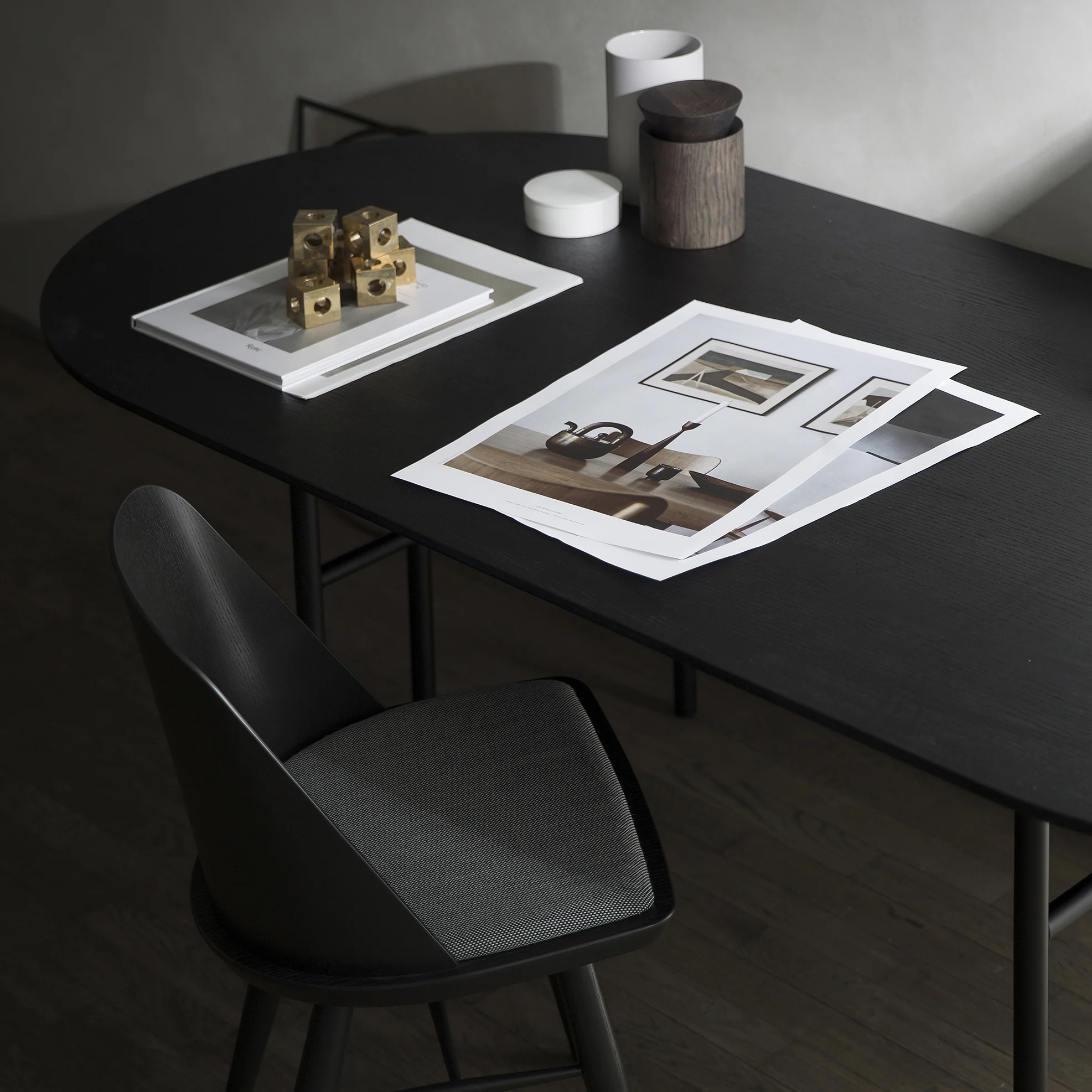 Snaregade Oval Table - Image 7