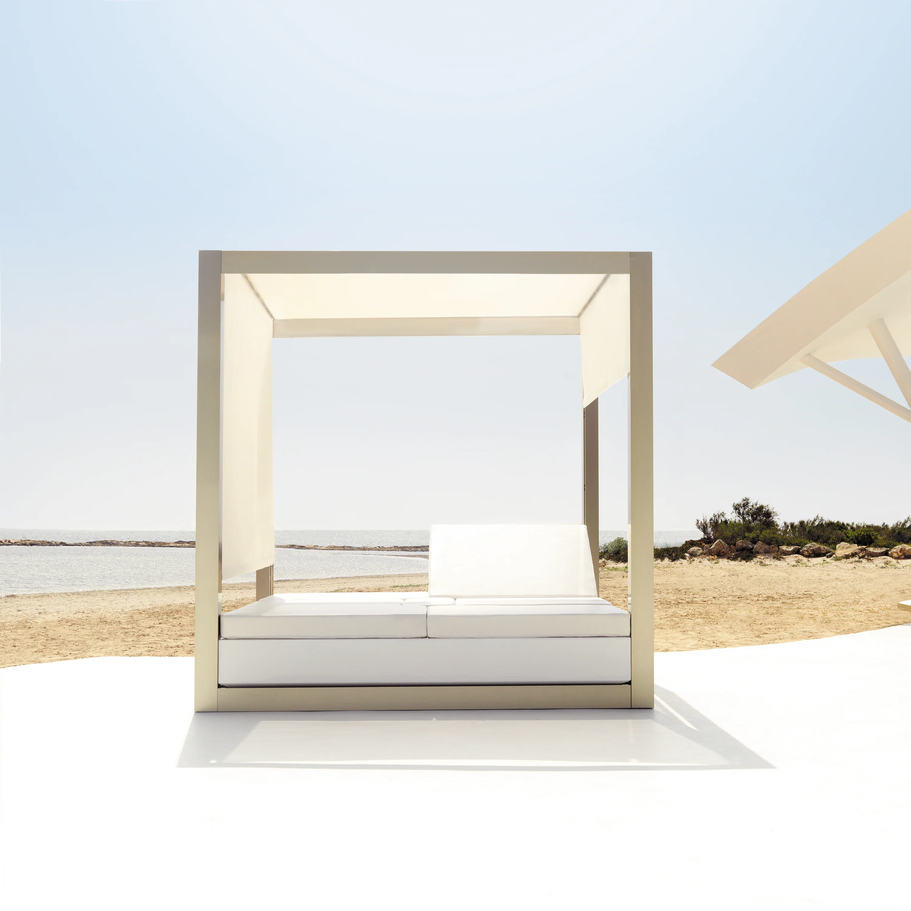 Vela 4 Reclining Backrest Daybed with Parasol Base - Image 4