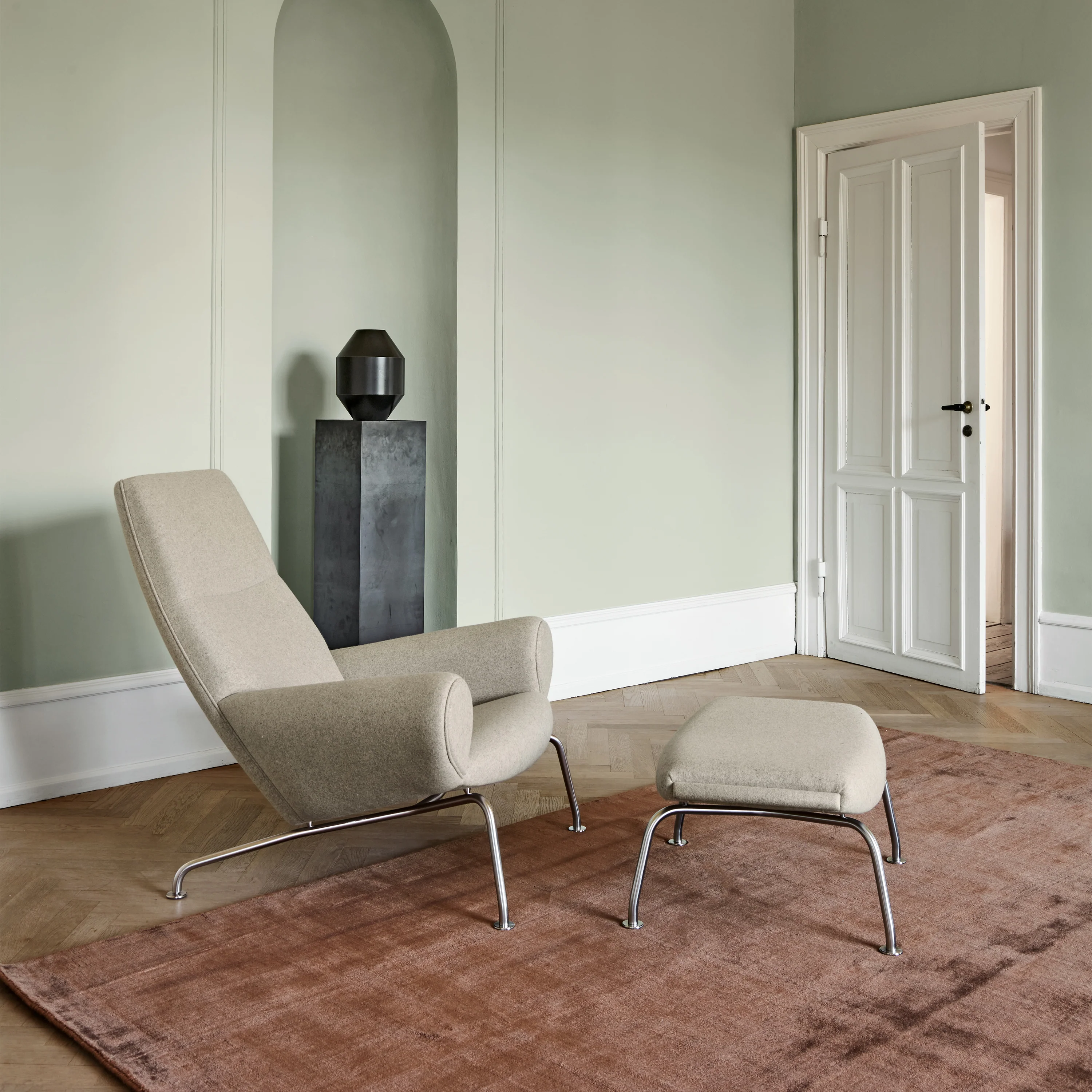 Wegner Queen Lounge Chair - Image 7